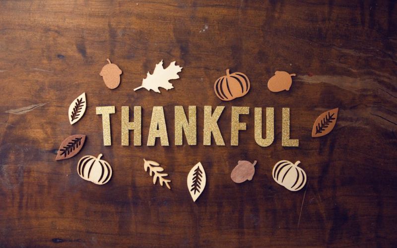 Thankful letters and leaves